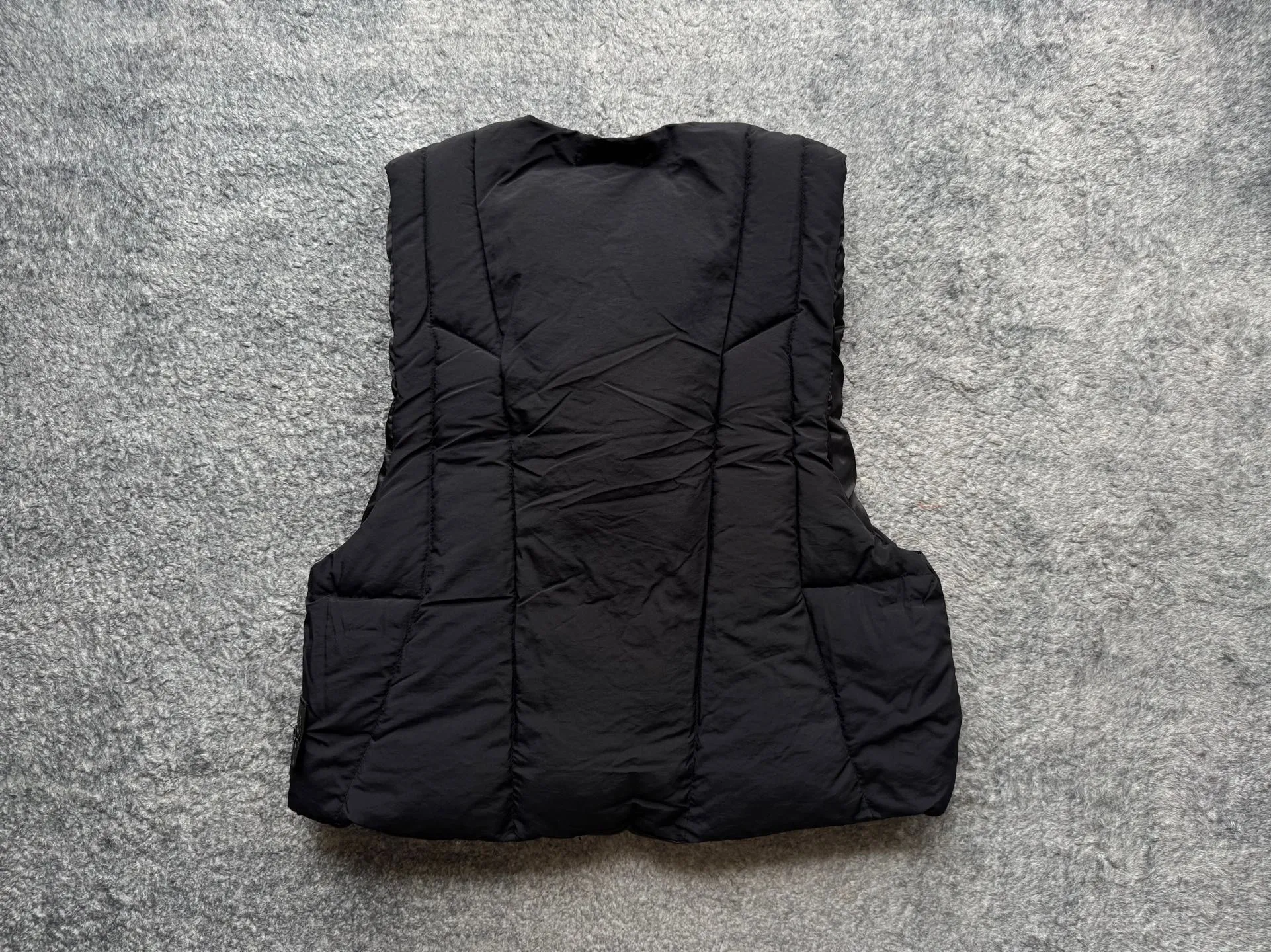 P280 Stone Island 25Fw Stone Island Linear Split Silhouette Cotton-Filled Deconstructed Waistcoat Jacket Stone Island's 2025 Grand Offering The outer layer is made of high-quality wrinkled nylon fabric, and the inner layer is filled with high-comfort and warm velvet cotton. The filling amount is very sufficient and the overall clothing is very full. The upper body silhouette and warmth are well guaranteed. The front and rear split line design is simple without losing details. The double zipper puller zipper increases practicality. The short design is very suitable for trendy matching in all seasons. It is very effective whether it is paired with a sweatshirt or a jacket. The basic black and chocolate brown meet the requirements of jumping in color and being versatile. It is a powerful tool for matching lazy suits when going out on the street. The classic emblem armband of Stone Island highlights the brand tension. It is first released on the entire network. Manufactured by a large factory. Complete with three-label accessories. Same style for men and women. Color: brown/black Size: m～xl